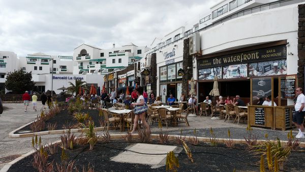 The Waterfront - Kneipen und Geschäfte an der Strandpromenade Costa Teguise